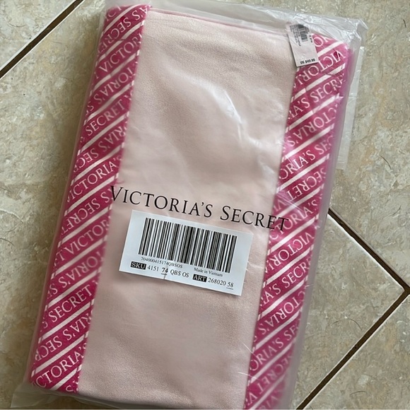 VS Weekender Bag - Picture 3 of 6